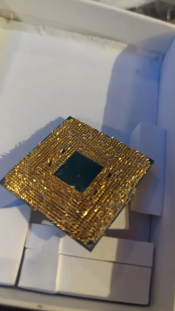 Продавец на eBay отправил безупречный Ryzen 5 3600X, покупатель попытался заявить о ложной недоставке; возвращённый процессор выглядит так, будто побывал в торнадо &mdash; с погнутыми ножками и деформированной крышкой IHS.