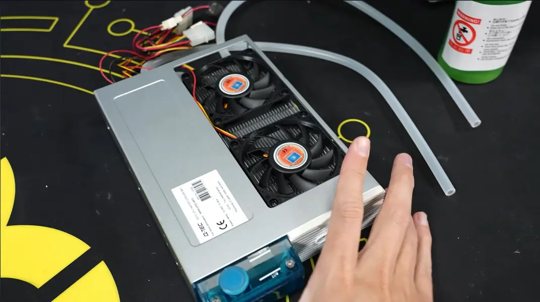 22-летний жидкостный кулер от Pentium 4 безупречно работает с Ryzen 7 9800X3D, но тяжёлые нагрузки показывают, почему ему нельзя доверять