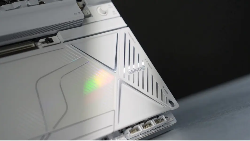 Colorful представляет iGame X870E VULCAN W OC &mdash; материнскую плату, ранее преодолевшую барьер 9000 MT/s на памяти CXMT DDR5