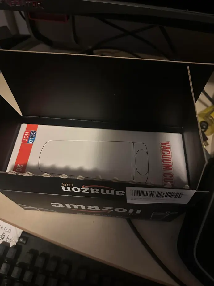 Пользователь открыл коробку Amazon, а внутри &mdash; термокружка вместо RTX 5080; продавец называет это &laquo;подарком&raquo; и отправляет фальшивое письмо от Amazon, чтобы обмануть его