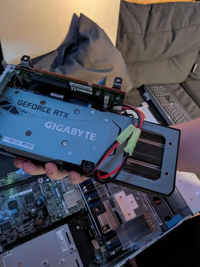 Видеокарту NVIDIA RTX не удалось установить в стоечный сервер из-за нестандартных кабелей питания ATX, поэтому моддеры припаяли разъемы типа