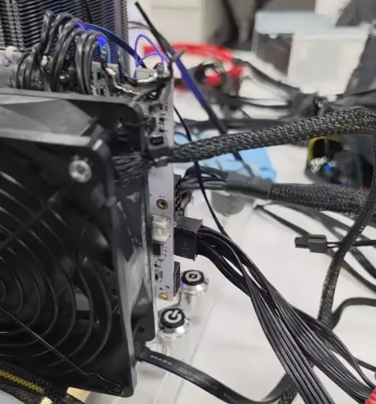 Хрупкие 16-контактные разъемы продолжают плавить RTX 5090 и другие GPU, но Teclab доказывает, что старые 8-контактные коннекторы отлично справляются с нагрузкой