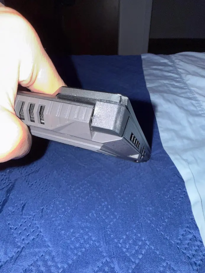 Петли ноутбука ASUS TUF Gaming сломались при попытке перевернуть экран: погоня за &laquo;крутым&raquo; сетапом обернулась катастрофой