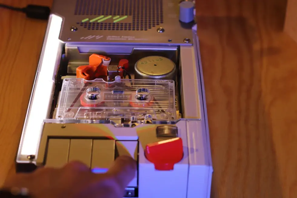 Гениальное изобретение: Spotify на кассете стало реальностью