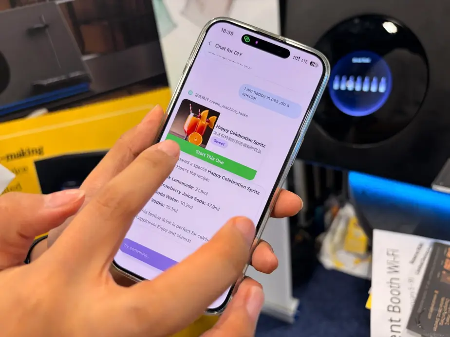 Этот умный бармен на основе ИИ смешает вам выпивку по рецепту, созданному нейросетью.