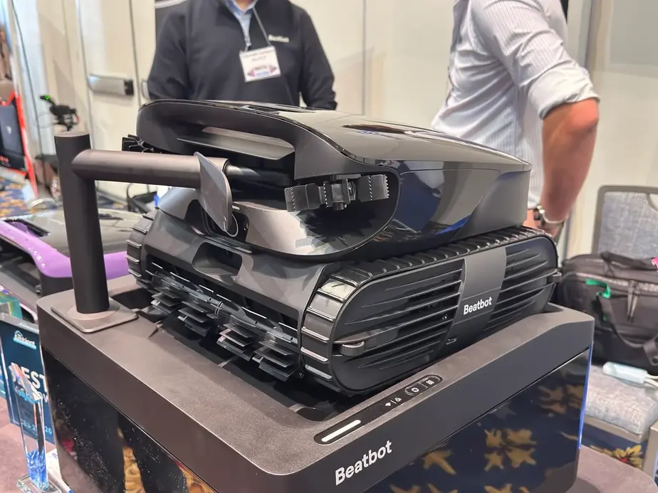 Новый робот-пылесос Beatbot с искусственным интеллектом для поиска мусора в бассейне.