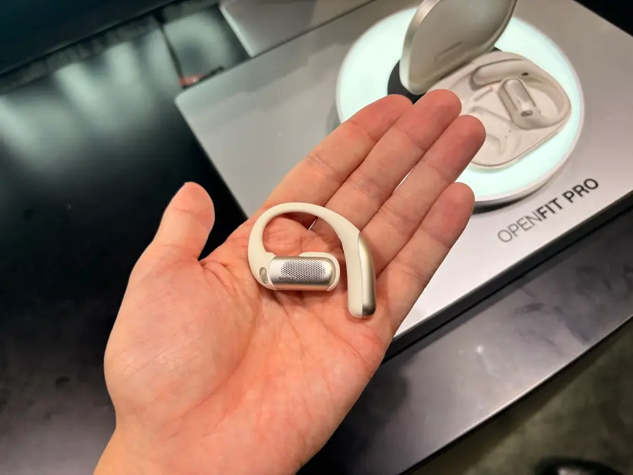 Безумные гении из Shokz наделили наушники с открытым ухом шумоподавлением.