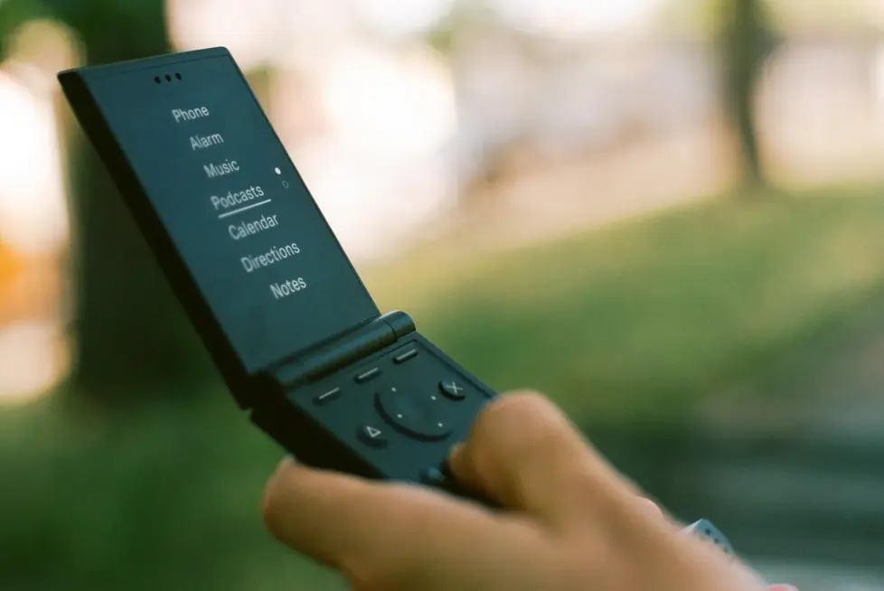Light Flip Phone стремится стать лучшим оружием луддитов против ИИ