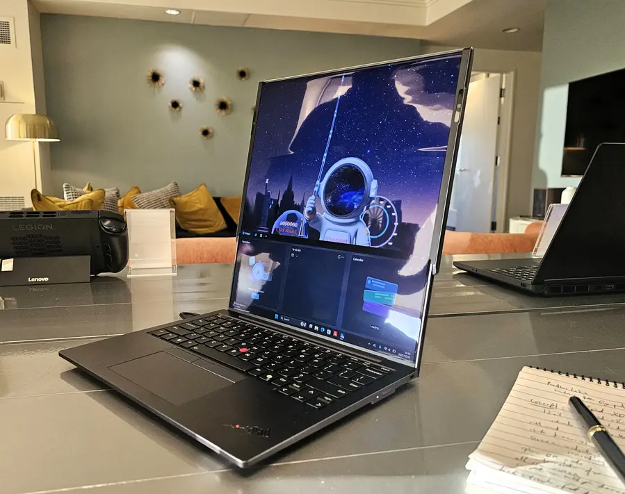 Раздвижной ThinkPad Rollable XD от Lenovo превращает 13,3-дюймовый ноутбук в 16-дюймовый экран с портретной ориентацией.