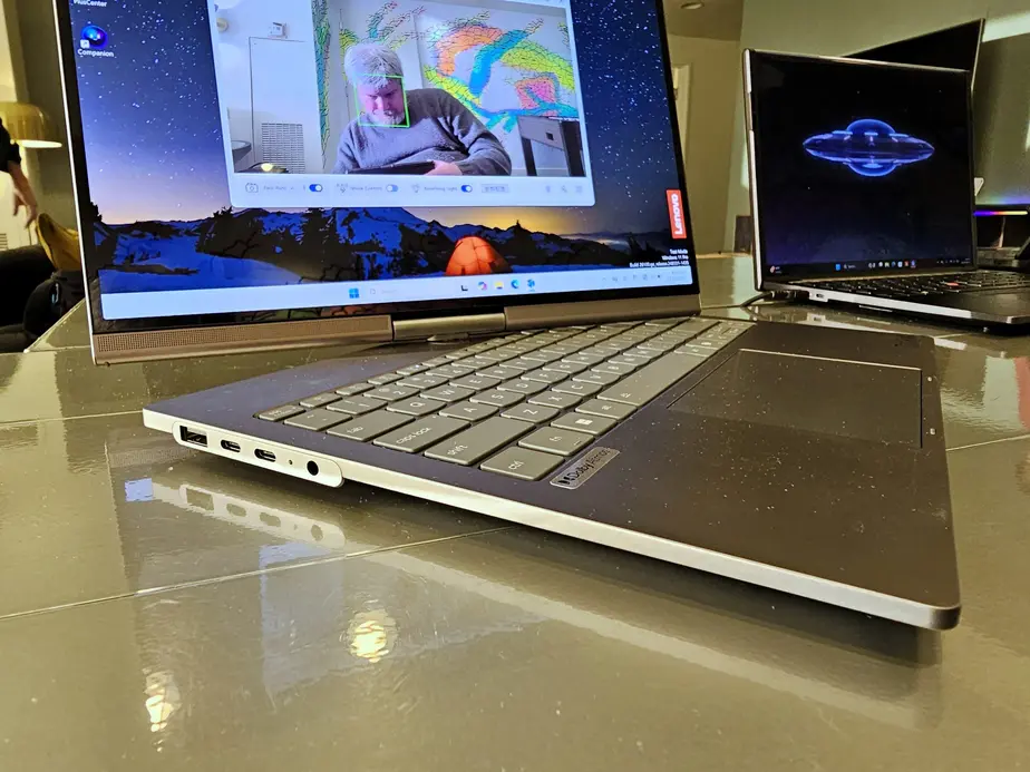 Lenovo ThinkBook Auto Twist &mdash; ноутбук, поворачивающийся экраном к пользователю.