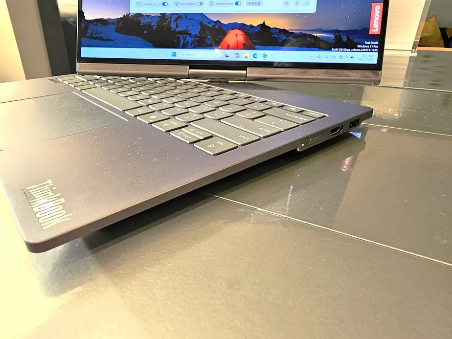 Lenovo ThinkBook Auto Twist &mdash; ноутбук, поворачивающийся экраном к пользователю.
