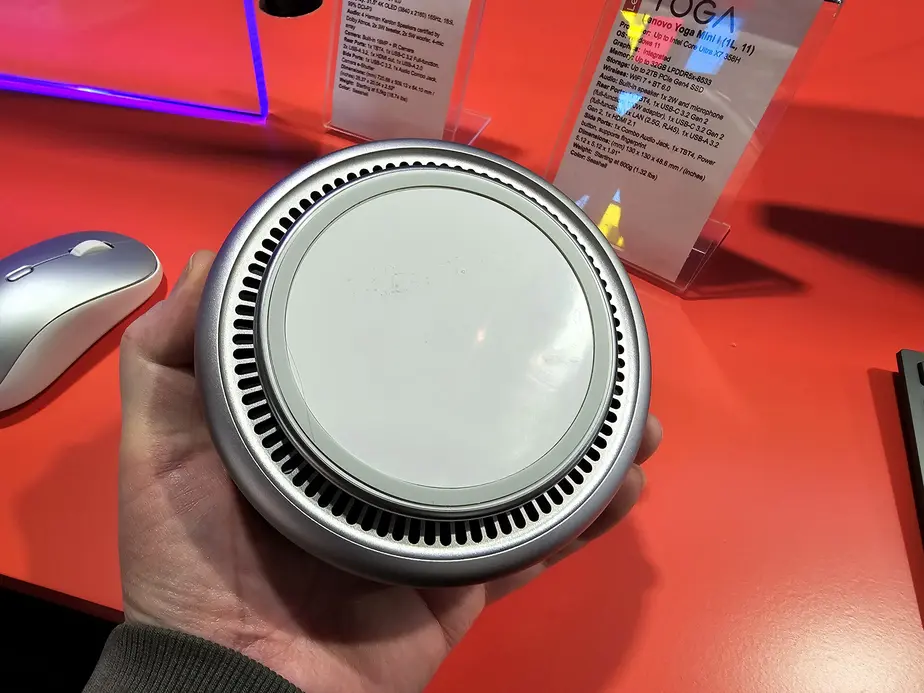 Lenovo Yoga Mini i — симпатичный мини-ПК в круглом корпусе, приветствующий пользователя световой индикацией.