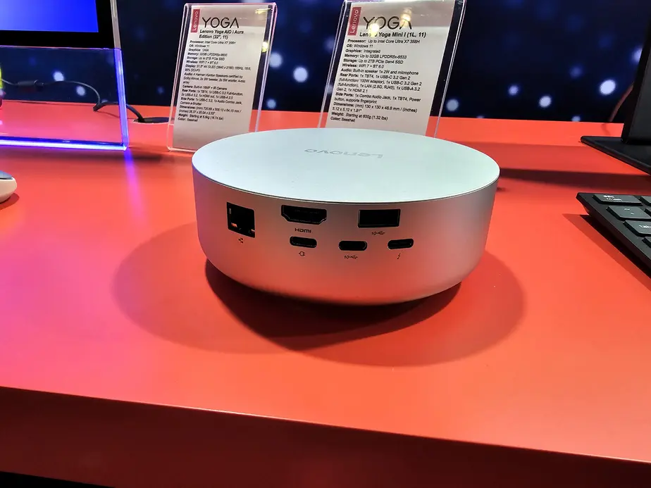 Lenovo Yoga Mini i — симпатичный мини-ПК в круглом корпусе, приветствующий пользователя световой индикацией.