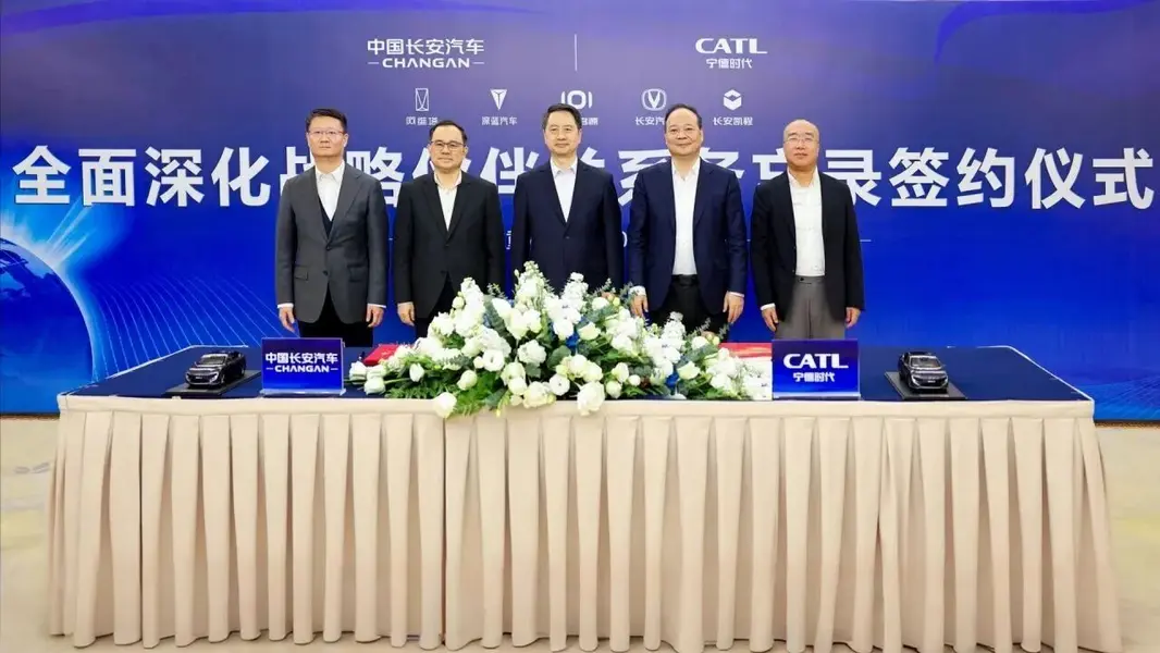 CATL и Changan Automobile подписали пятилетнее соглашение о стратегическом сотрудничестве в сфере технологий замены аккумуляторов, летающих автомобилей и воплощенного ИИ