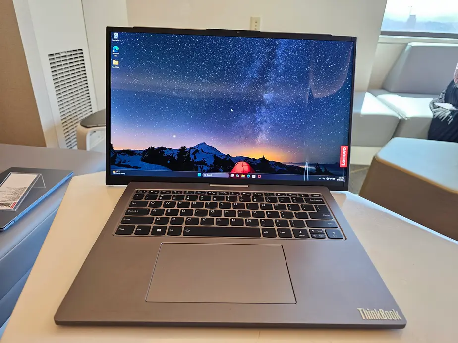 Lenovo создала ThinkBook, который буквально растягивается в стороны