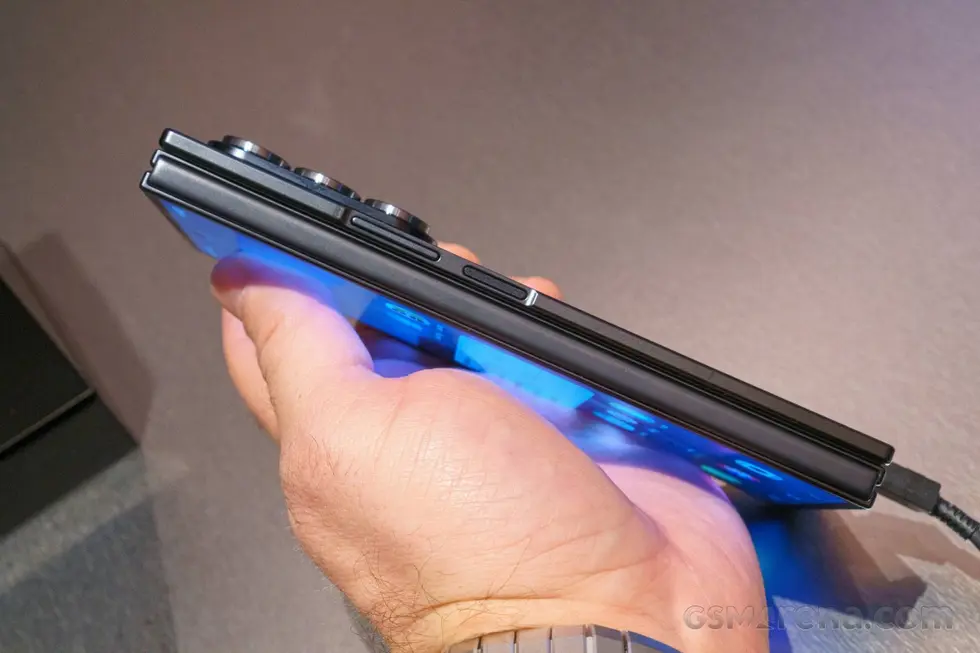 Первое знакомство с Samsung Galaxy Z TriFold