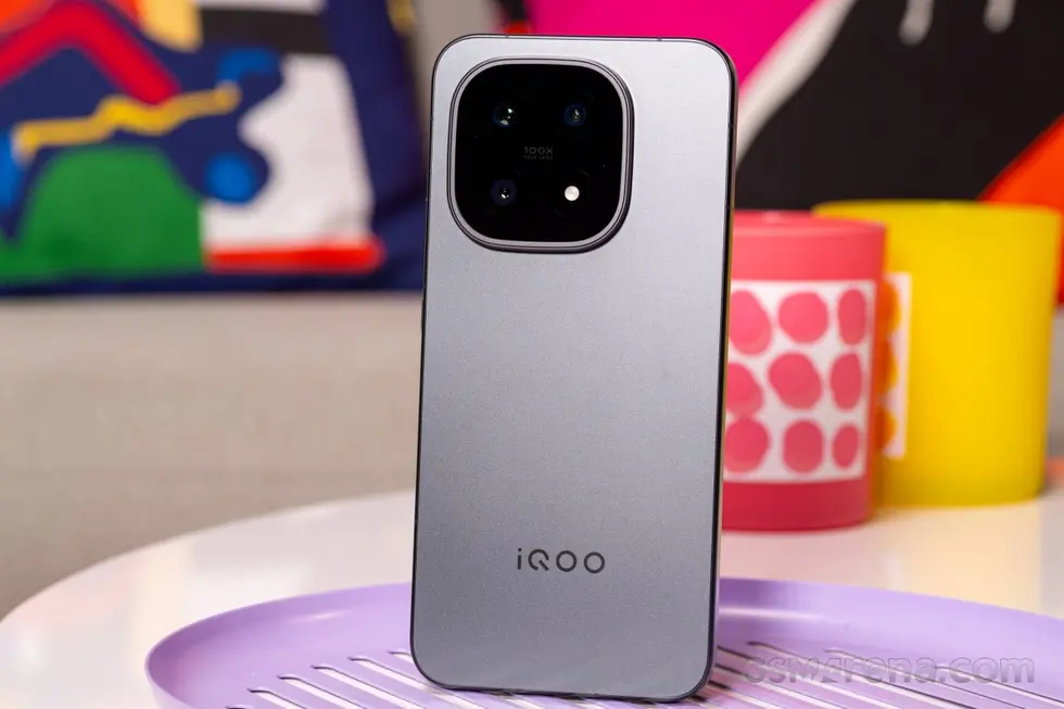 Слив: камера и батарея iQOO 16, а также увеличенные аккумуляторы в серии Z12 и Neo12