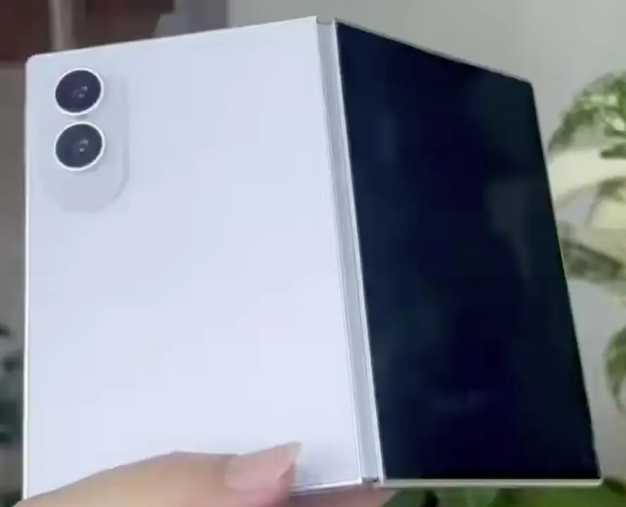 Муляж Samsung Galaxy Z Fold Wide засветился на видео с распаковкой
