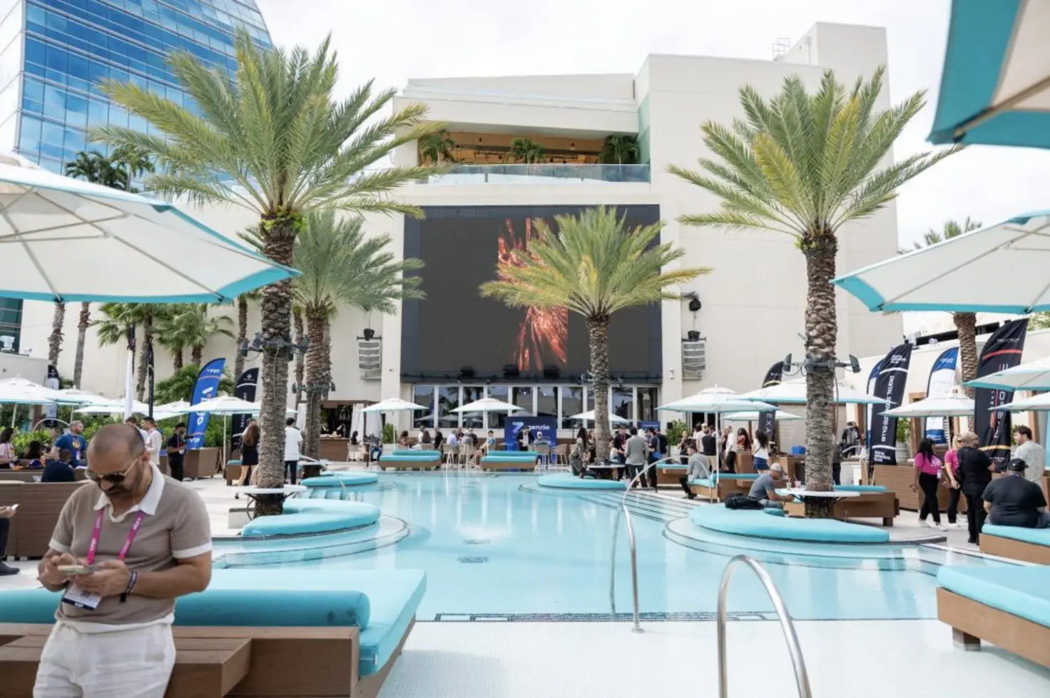 Внутри Футуристической Флориды 2025: Прорывное Первое Издание в США