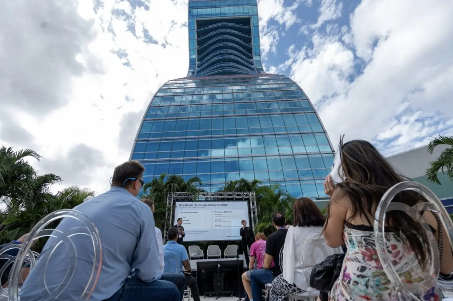 Внутри Футуристической Флориды 2025: Прорывное Первое Издание в США