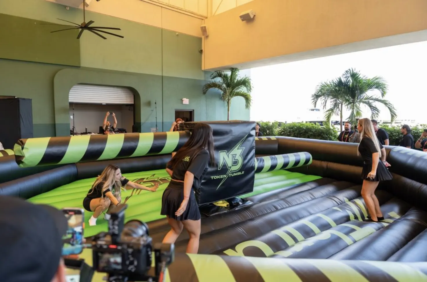 Внутри Футуристической Флориды 2025: Прорывное Первое Издание в США