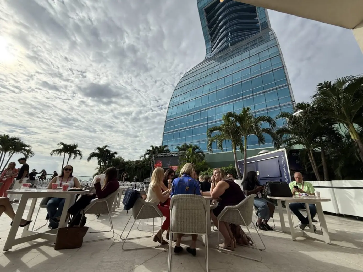 Внутри Футуристической Флориды 2025: Прорывное Первое Издание в США