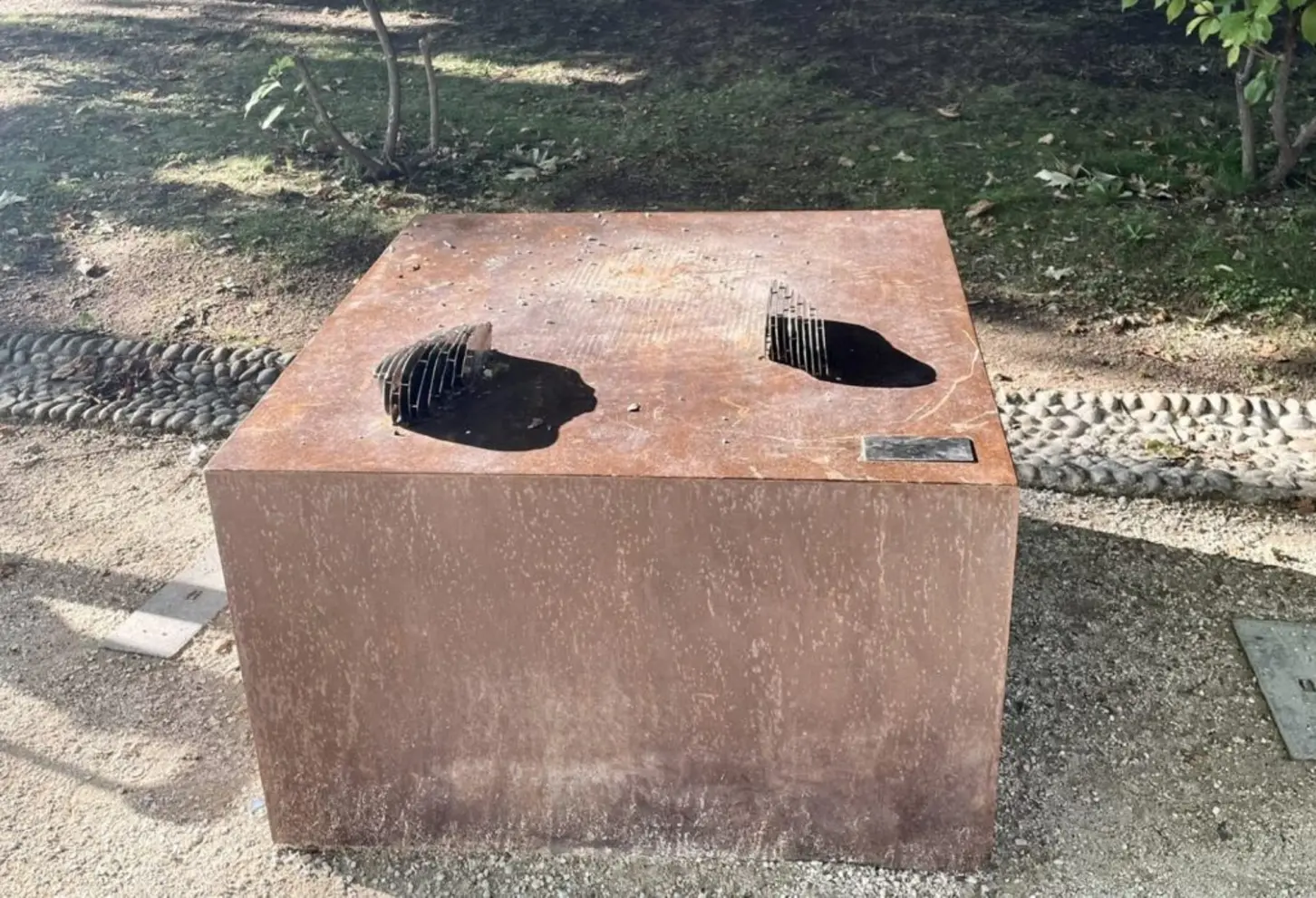 Статуя Сатоши Накамото прибыла на Нью-Йоркскую фондовую биржу, так как Уолл-стрит принимает Биткоин.