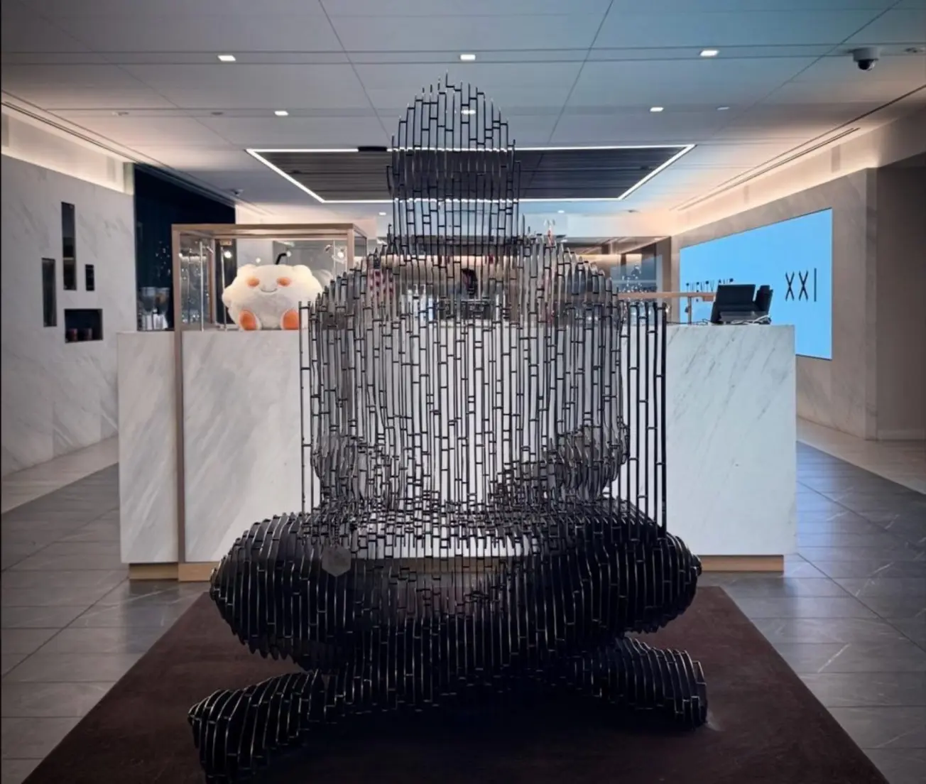 Статуя Сатоши Накамото прибыла на Нью-Йоркскую фондовую биржу, так как Уолл-стрит принимает Биткоин.