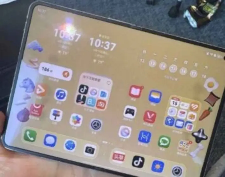 Утечка живых фото Huawei Pura X Max: первый широкоформатный складной смартфон с премиальным текстурированным дизайном