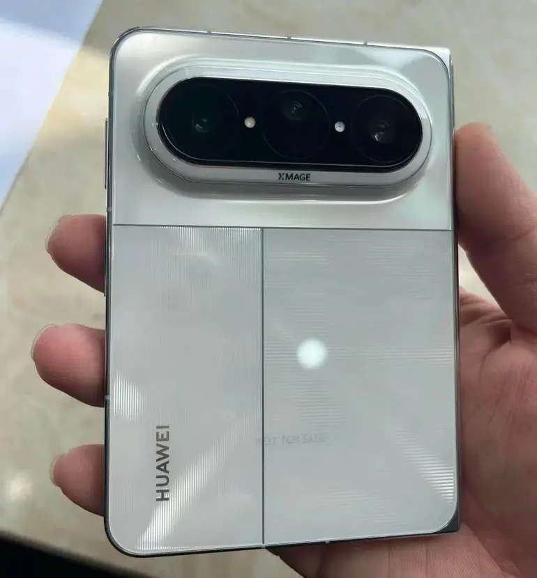 Утечка живых фото Huawei Pura X Max: первый широкоформатный складной смартфон с премиальным текстурированным дизайном