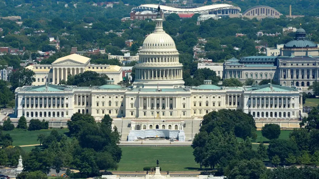 Этическая борьба вокруг закона CLARITY Act нацелена на сенатора Гиллибранд, в то время как прогрессивные группы повышают политические ставки