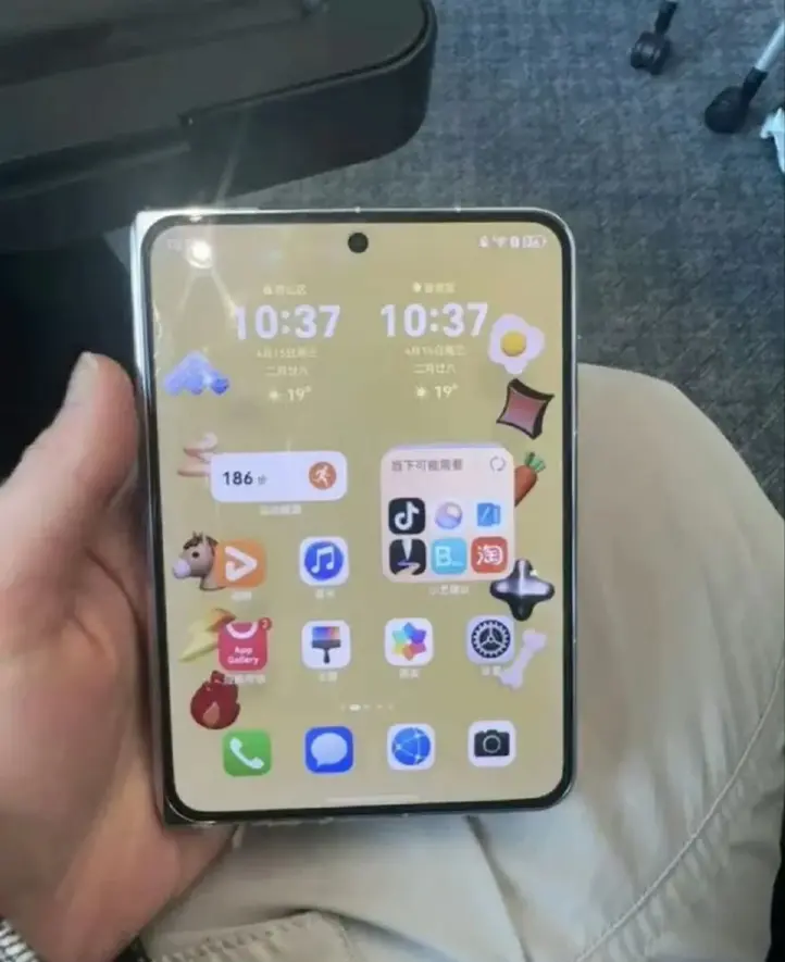 Широкий складной смартфон Huawei заставляет Samsung выглядеть узким — появились реальные фото