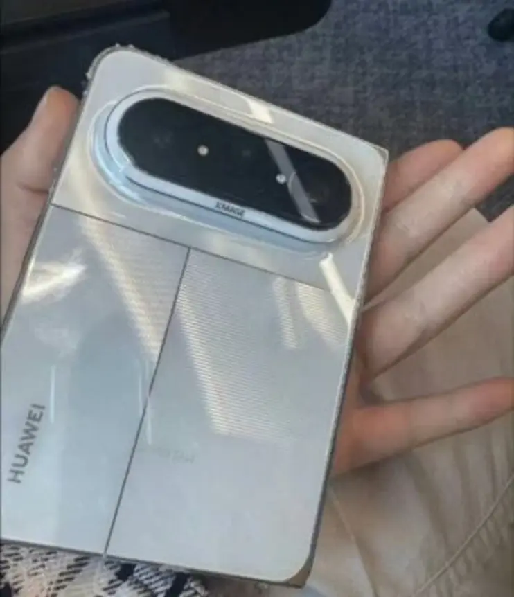 Широкий складной смартфон Huawei заставляет Samsung выглядеть узким — появились реальные фото