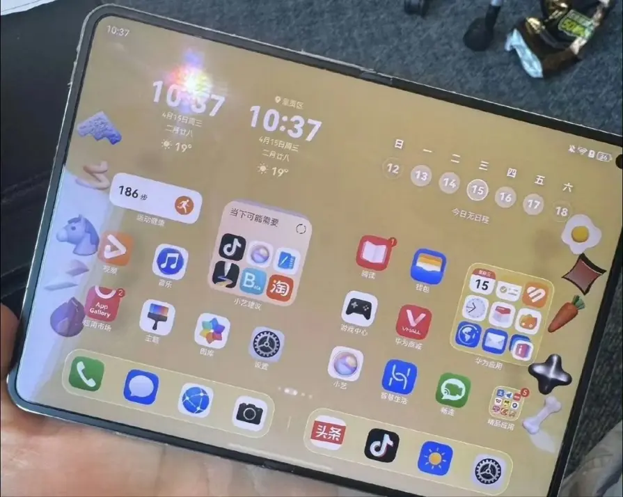 Широкий складной смартфон Huawei заставляет Samsung выглядеть узким — появились реальные фото