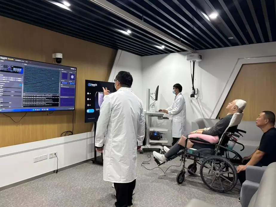 Безопасный, беспроводной и полностью имплантируемый: в Китае испытали первый полностью имплантированный интерфейс 