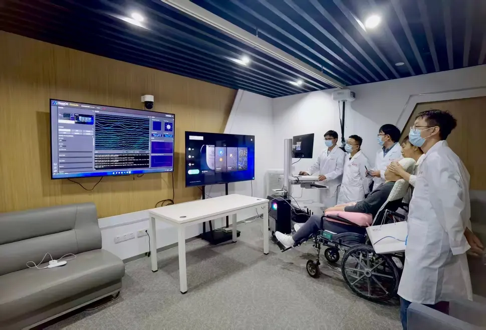 Безопасный, беспроводной и полностью имплантируемый: в Китае испытали первый полностью имплантированный интерфейс 