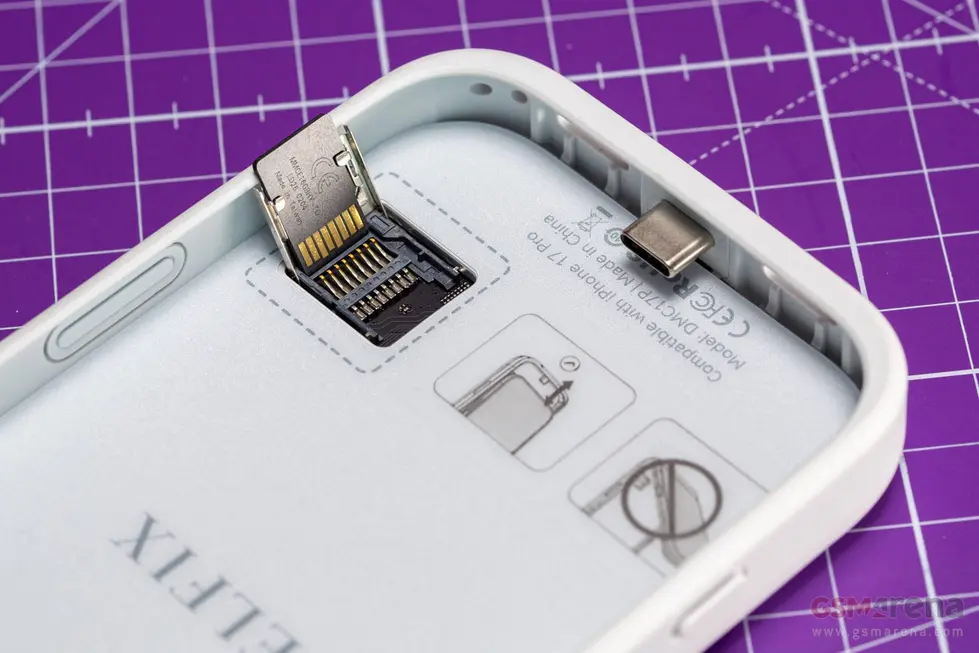Обзор чехла Selfix для iPhone: экран на задней панели и слот для microSD