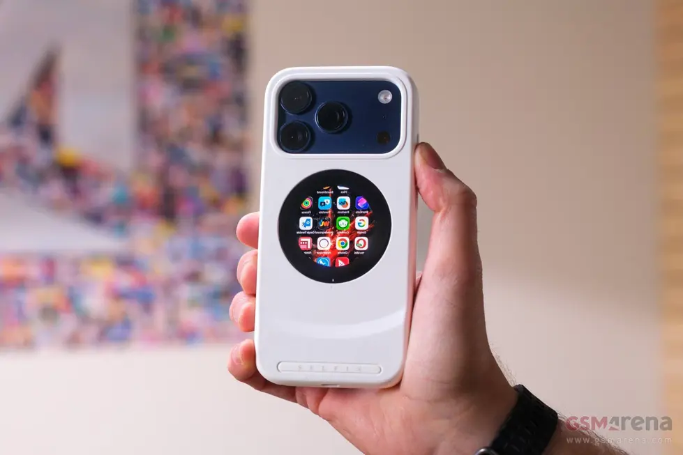 Обзор чехла Selfix для iPhone: экран на задней панели и слот для microSD