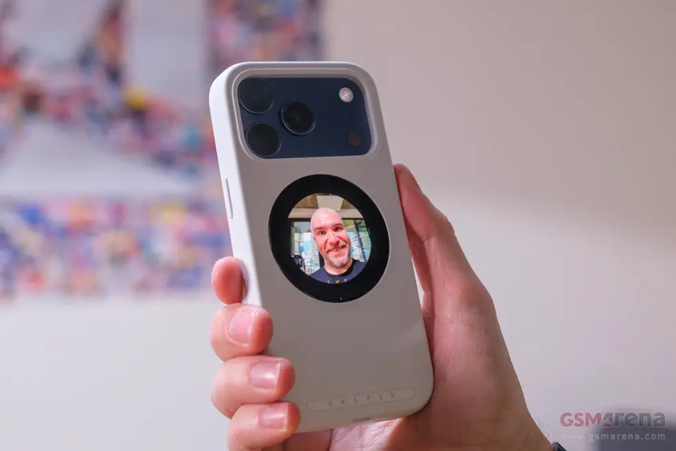 Обзор чехла Selfix для iPhone: экран на задней панели и слот для microSD