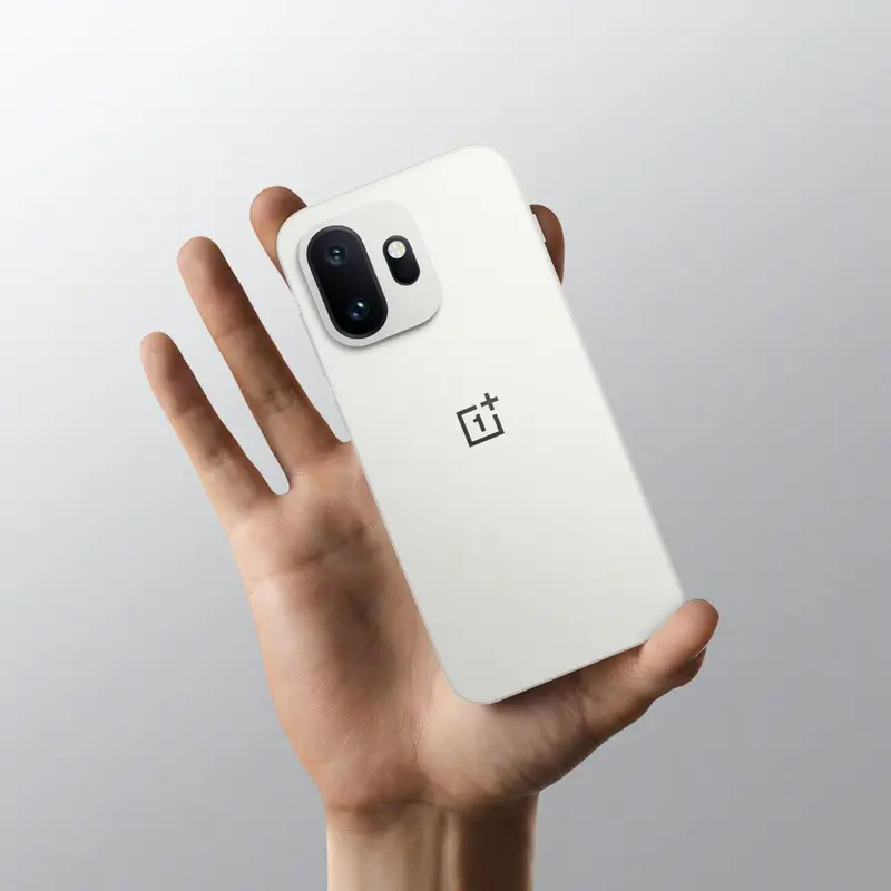 У третьей расцветки OnePlus 15T &mdash; редкая белая металлическая рамка