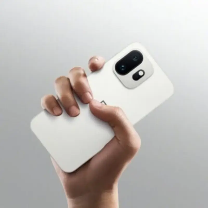 У третьей расцветки OnePlus 15T &mdash; редкая белая металлическая рамка