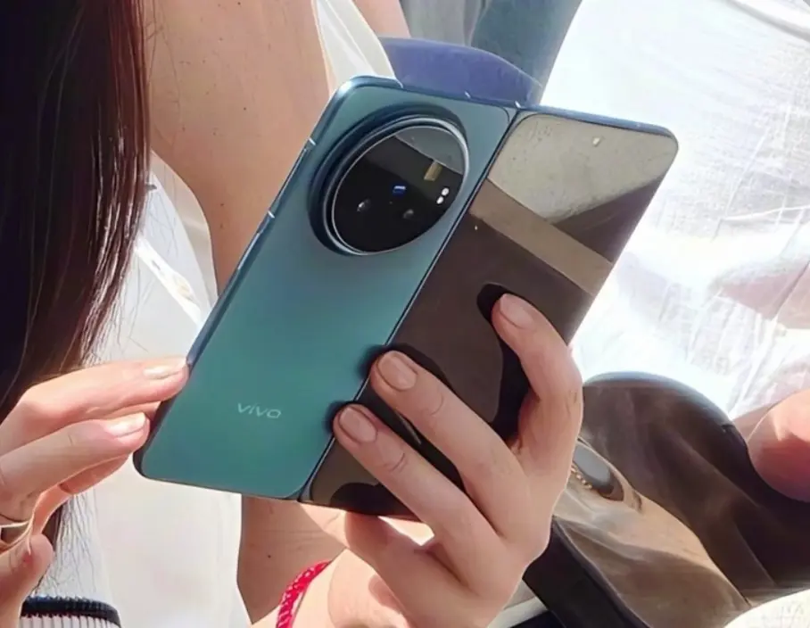 Vivo X Fold 6 на &laquo;живых&raquo; фото: этот бирюзовый цвет просто великолепен