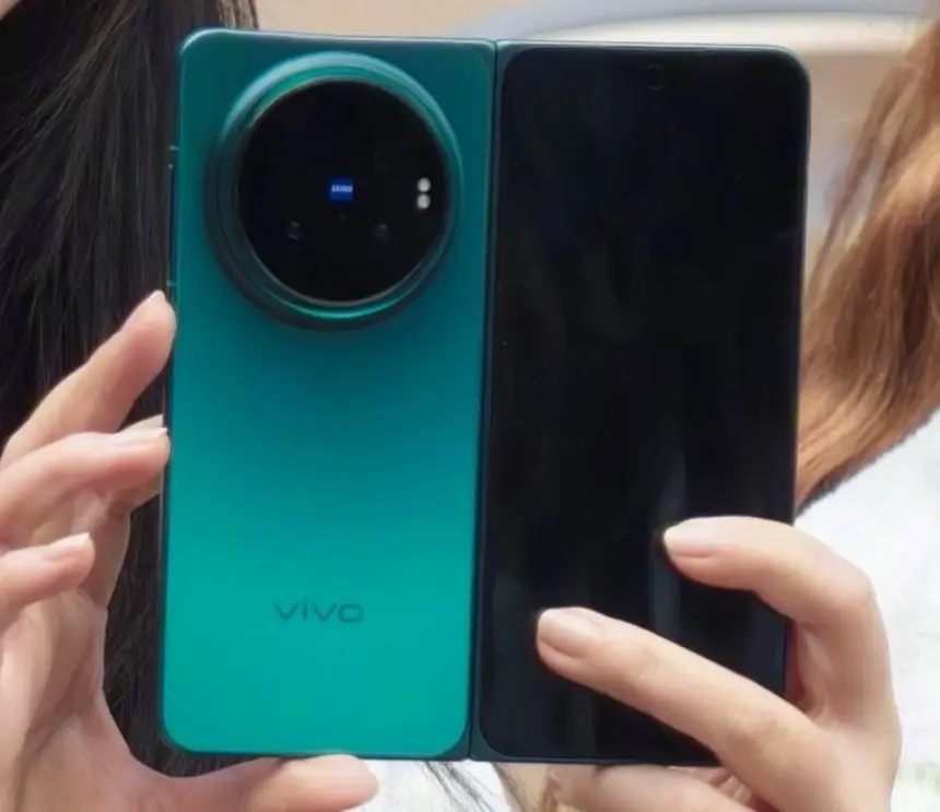 Vivo X Fold 6 на &laquo;живых&raquo; фото: этот бирюзовый цвет просто великолепен