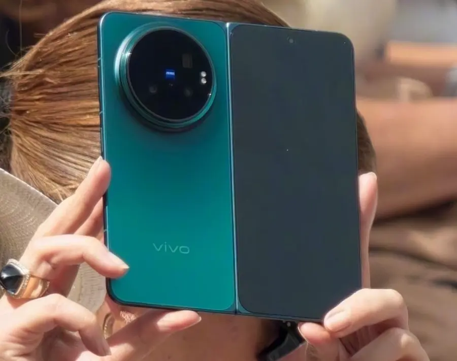 Vivo X Fold 6 на &laquo;живых&raquo; фото: этот бирюзовый цвет просто великолепен