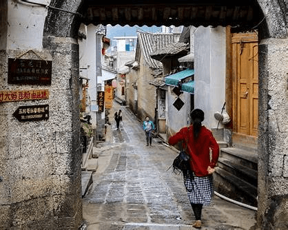 От Ли Цыци к реальности: почему старинные китайские города стали новым способом бегства для молодых путешественников.