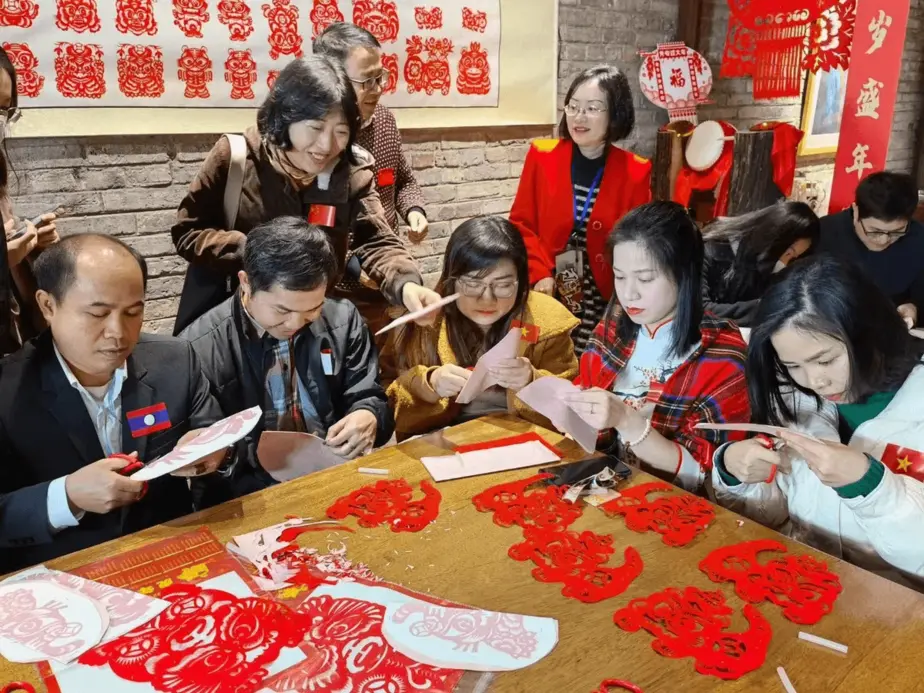 От Ли Цыци к реальности: почему старинные китайские города стали новым способом бегства для молодых путешественников.