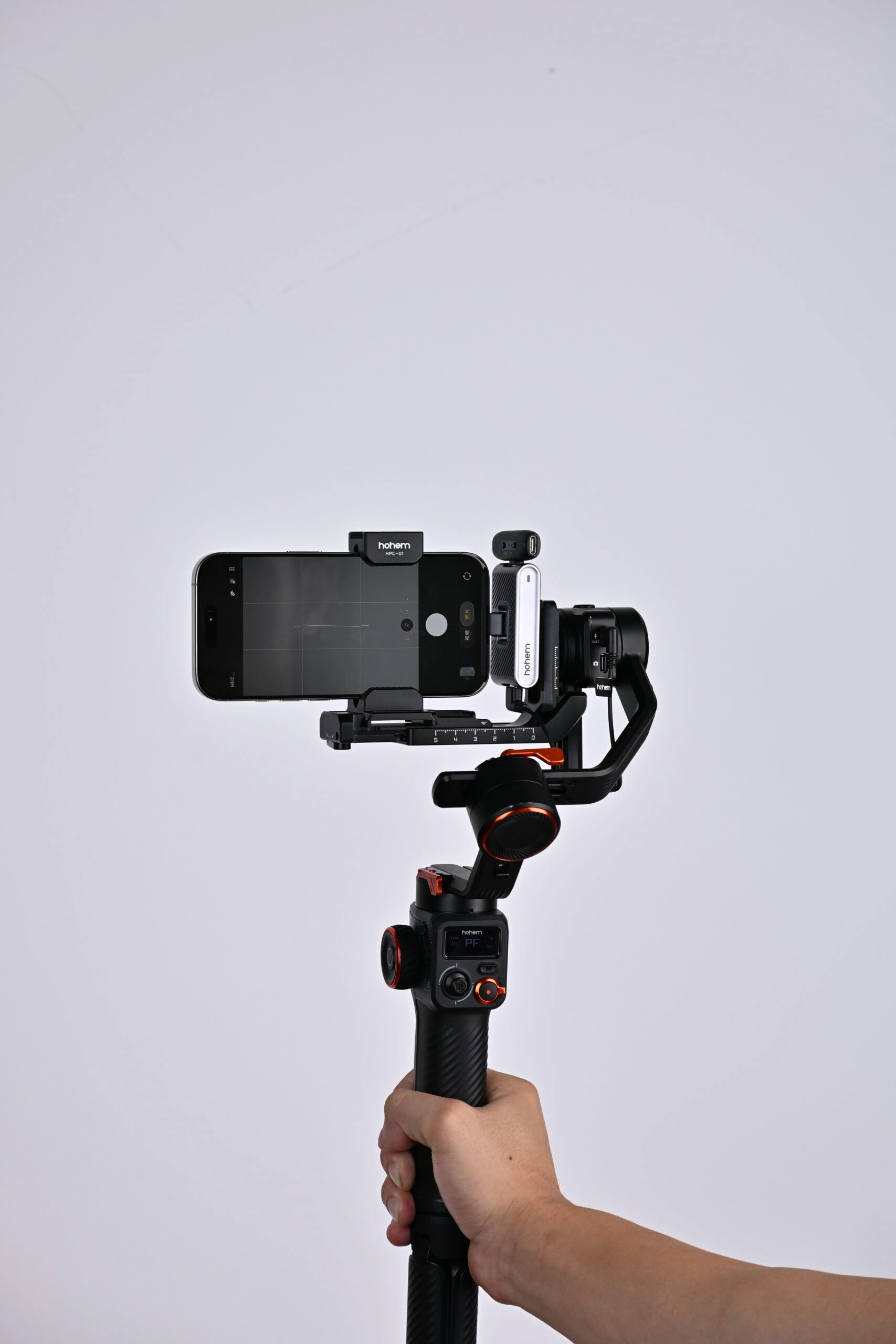 Hohem произвела фурор на CES 2026, представив карманный SSD-накопитель, подключаемый напрямую к телефону.