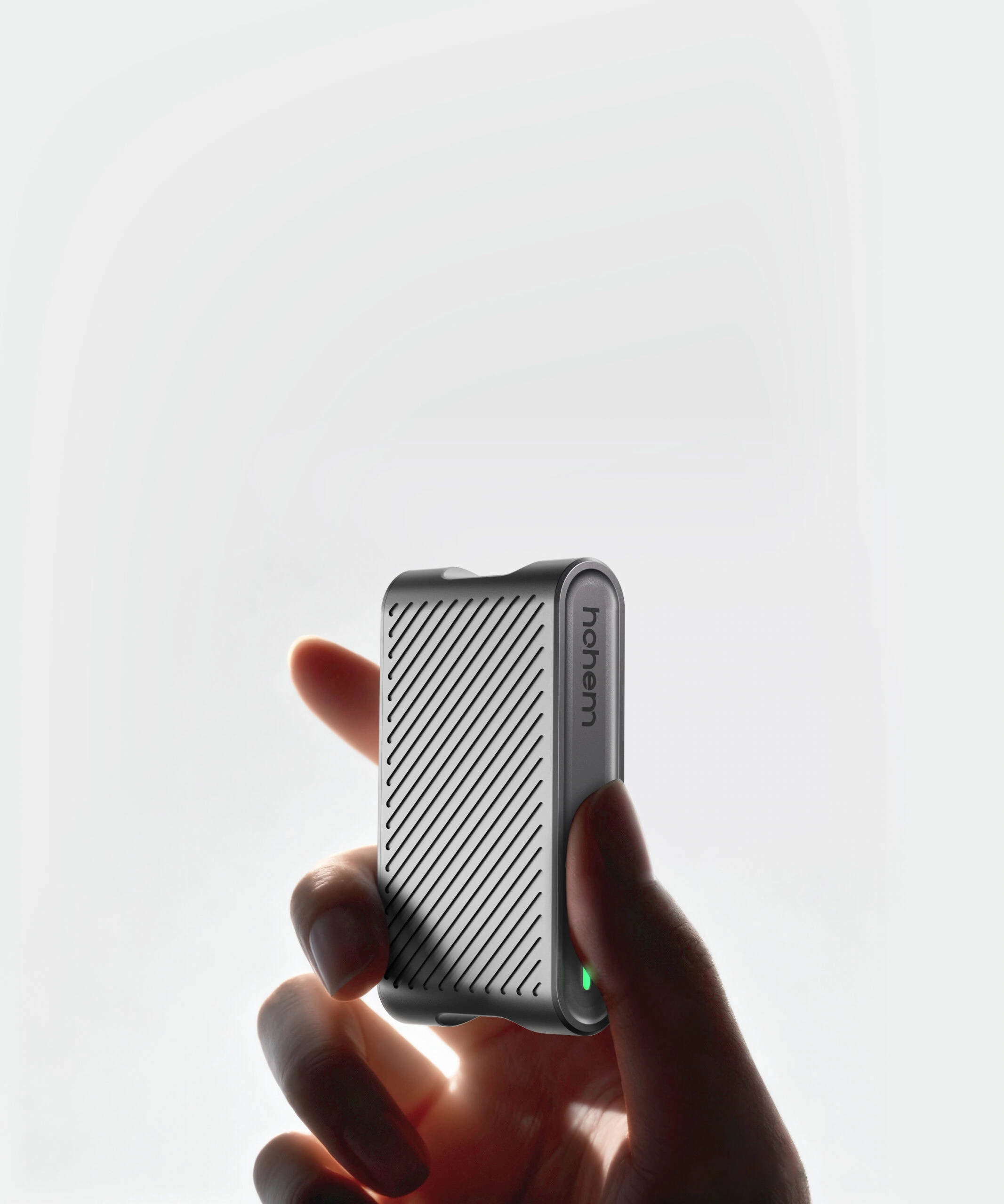 Hohem произвела фурор на CES 2026, представив карманный SSD-накопитель, подключаемый напрямую к телефону.