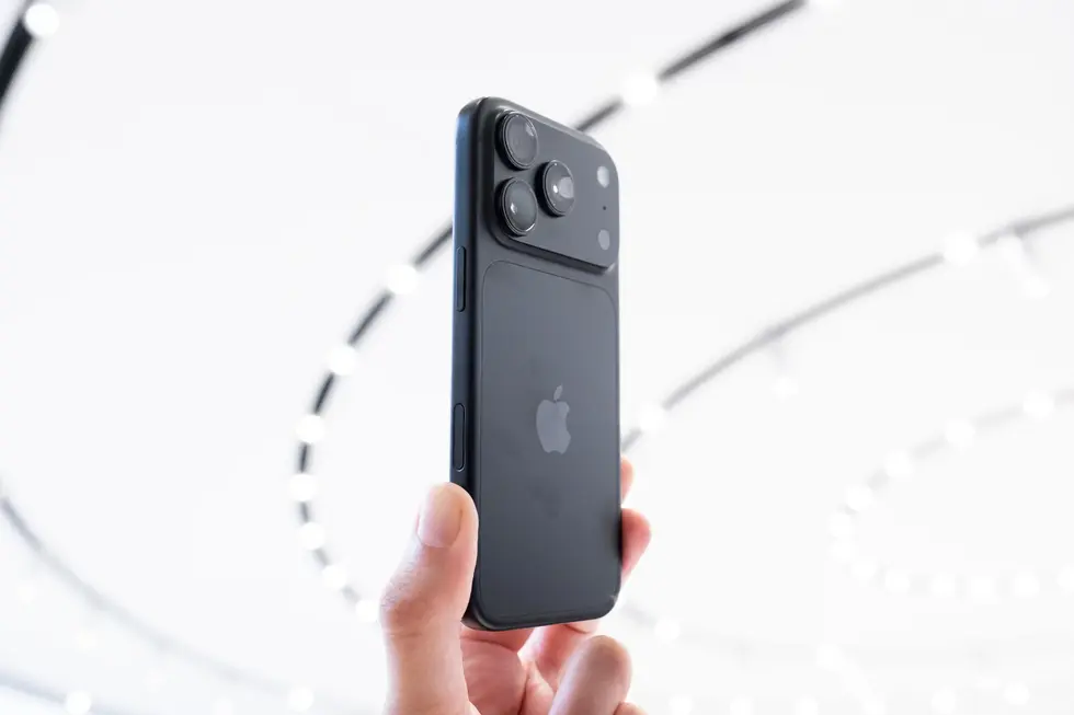 Первый взгляд на iPhone 18 Pro и 18 Pro Max: бордовый цвет, улучшенные камеры и еще больше мощности