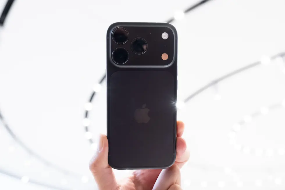 Первый взгляд на iPhone 18 Pro и 18 Pro Max: бордовый цвет, улучшенные камеры и еще больше мощности